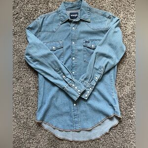 Men’s denim Wrangler pearl snap long sleeve. Size medium.